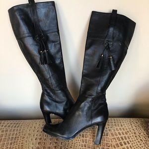 Leather boots with tassel like new
